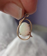Vintage Gold Pendant 9ct with beautiful opal
