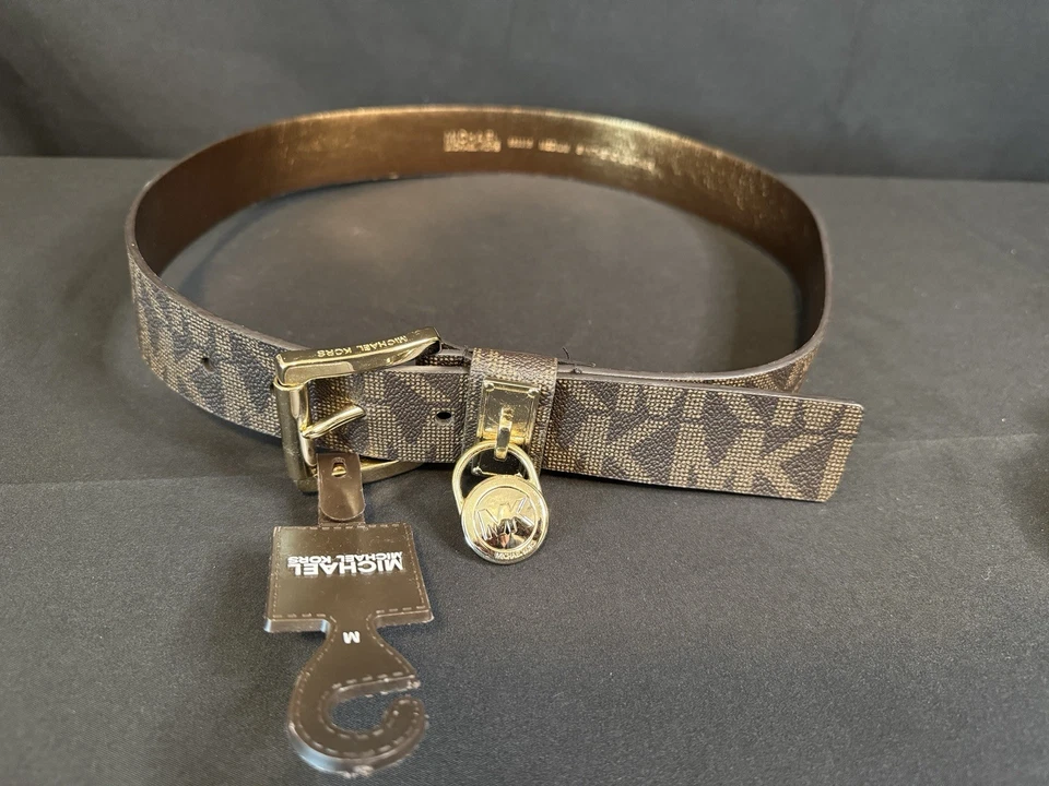 CINTURÓN MICHAEL KORS CHOCOLATE LOGO MK CON ENCANTO MK HEBILLA DORADA TALLA Med NUEVO CON ETIQUETAS. Foto 2 de 4