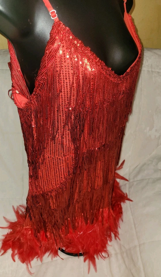 Vestido de lentejuelas rojo con flecos y plumas talla L Foto 4 de 4