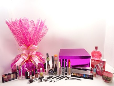 Rimmel London 20 Stück Beauty Box Geschenkkorb + gratis Parfum + Pinsel & mehr