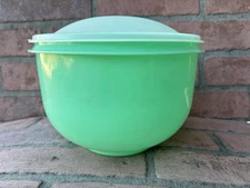Tupperware Lettuce Keeper Round Bottom Dishes Green Sheer Lid 3 Piece Set