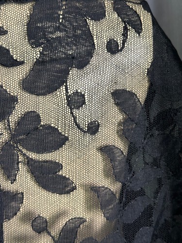 Gorgeous antique Silk Chantilly Lace Shawl /Fichu 164cm by 78cm -Floral design - Picture 9 of 9