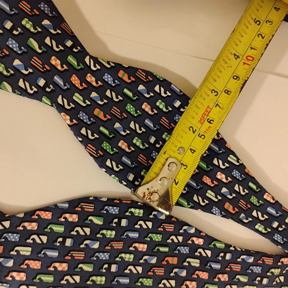 Corbata de seda VINEYARD VINES con moño para hombre Kentucky Derby icónicas ballenas estampadas por todas partes EE. UU. Foto 3 de 4