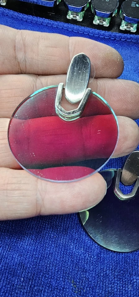 Pendientes Kendra Scott Didi tono plata y vidrio dicroico gota llamativa... Foto 3 de 4