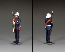 KING  COUNTRY CEREMONIAL CE047 BRITISH ROYAL MARINE SERGEANT PRESENTING ARMS