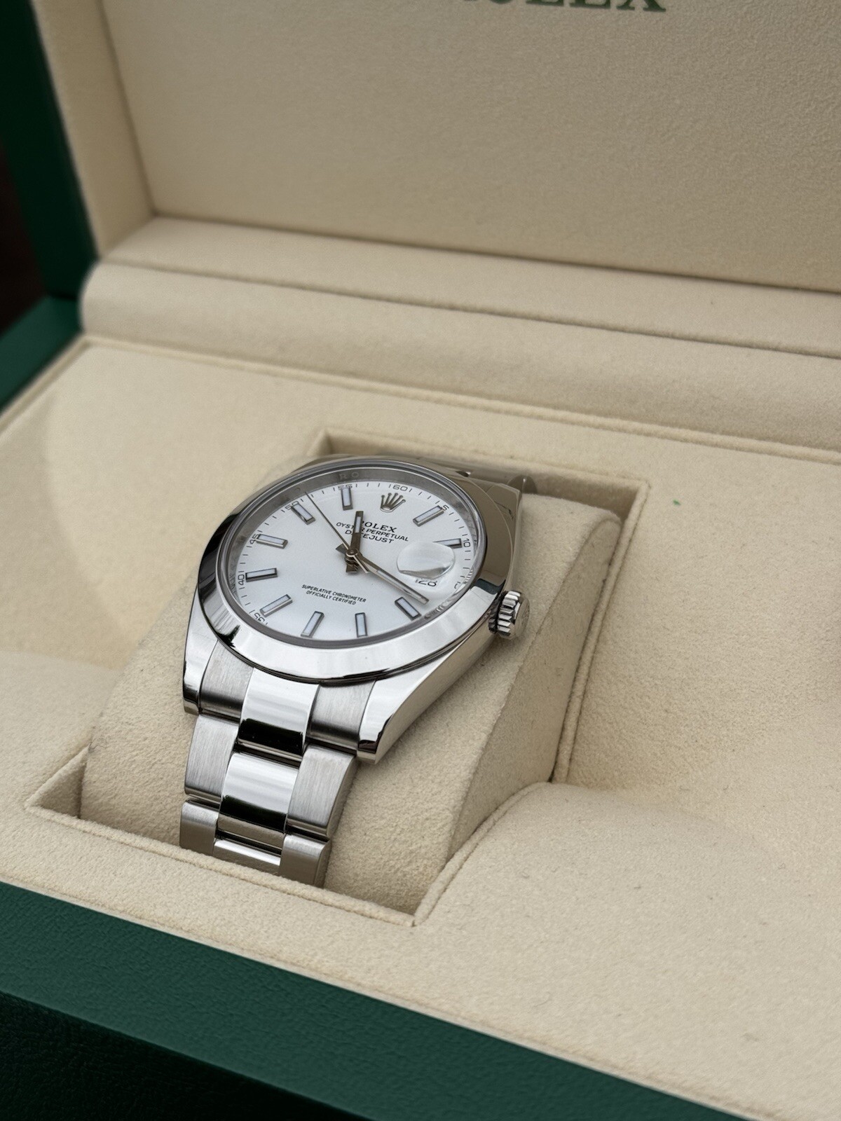Rolex DateJust 41mm 126300 White Dial Oyster Bracelet Smooth Bezel 2020 Model image 8
