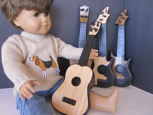 Guitarra acústica tamaño muñeca - hecha para adaptarse a muñecas American Girl - Elige tu color - Imagen 6 de 7