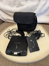 Magnavox AZ 6822 Portable Compact Disc Player  Cassette Adapter  Carrying Case