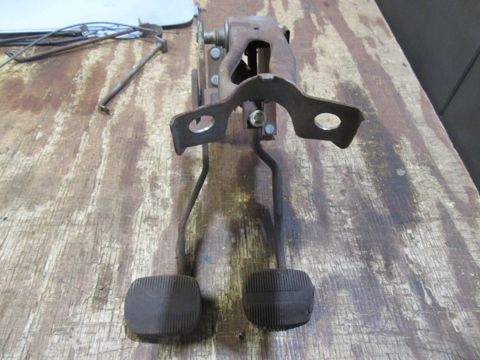 1965 1966 Chevrolet Belair Biscayne внутреннее крепление педали тормоза сцепления в сборе - Изображение 2 из 4