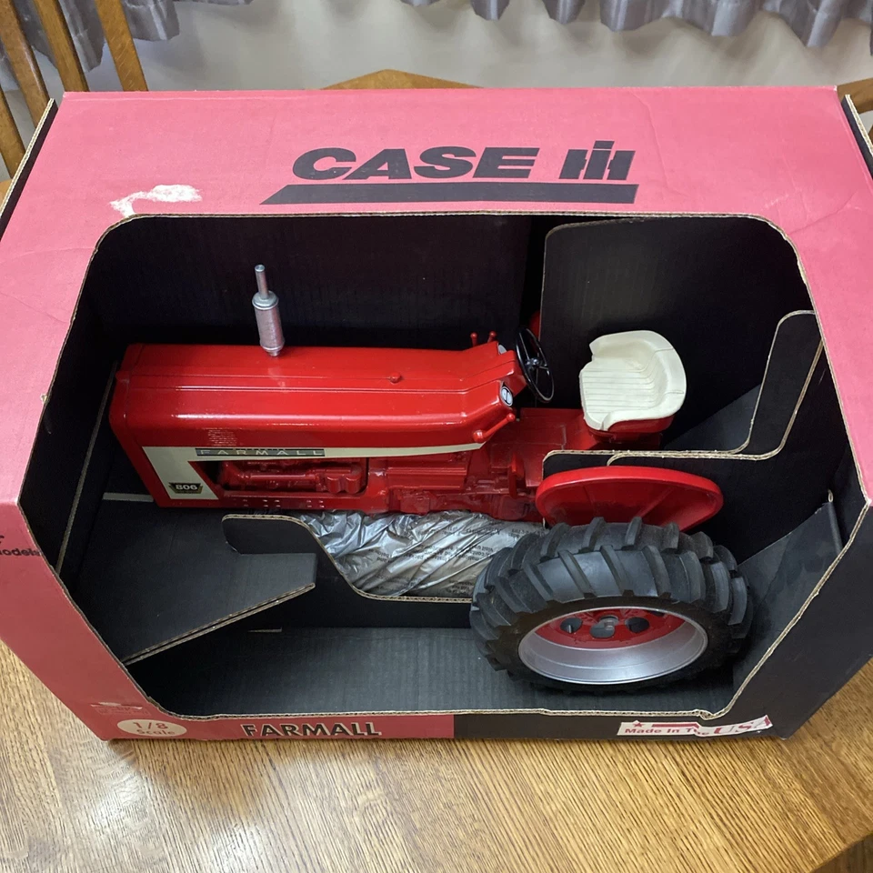 Rare ERTL FARMALL 806 1/8 Scale, Diecast Toy Tractor New In Box - Image 2 of 4