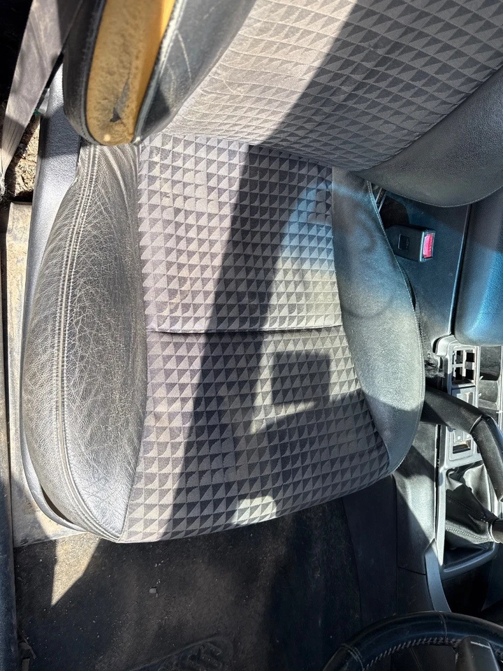 Holden Commodore 2003 VY VU Ute Front Seats Pair Leather Cloth - image 3 of 4