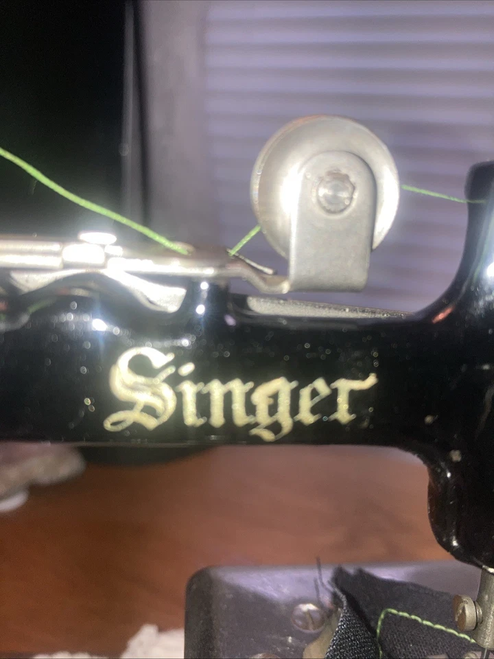 Guión RARO CANTANTE 20? Máquina antigua miniatura tiene calcomanías de guión juguete para niños Foto 3 de 4