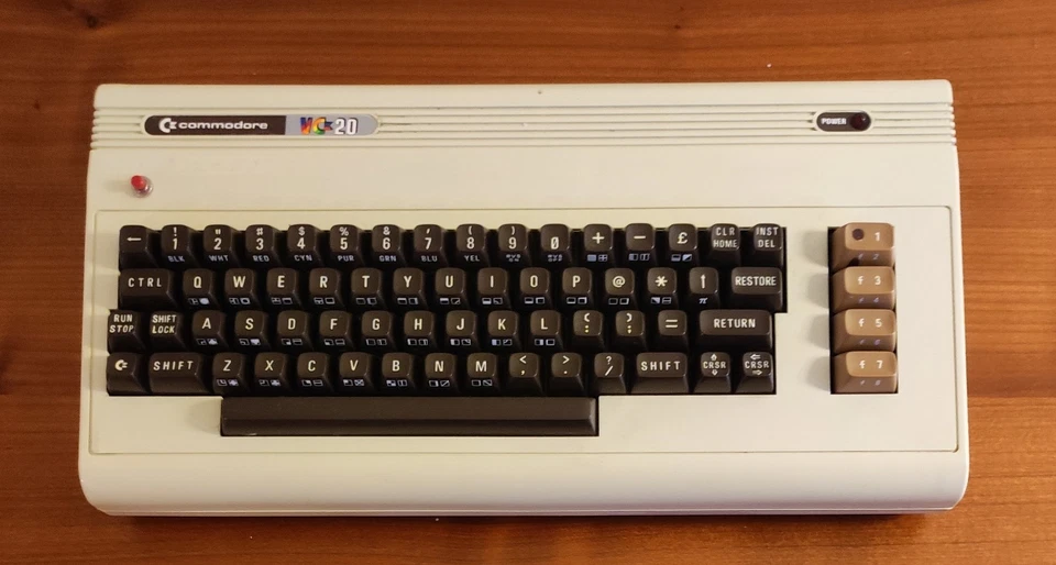 Commodore VC20 (Seriennr. WG A 28674) mit Netzteil und TV-Modulator (PAL) - Bild 2 von 4
