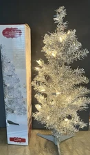 Christmas tree 2' Silver tinsel St Nicholas square 75 tree tip