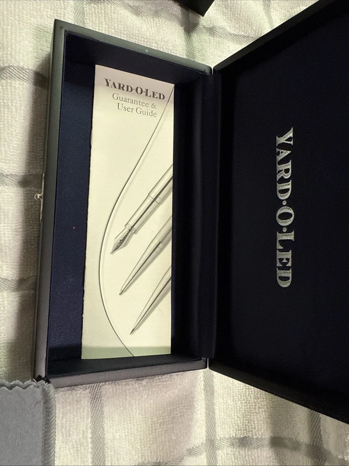 Bolígrafo led Yard•o• nunca usado.  Viene con papeles y caja Foto 4 de 4