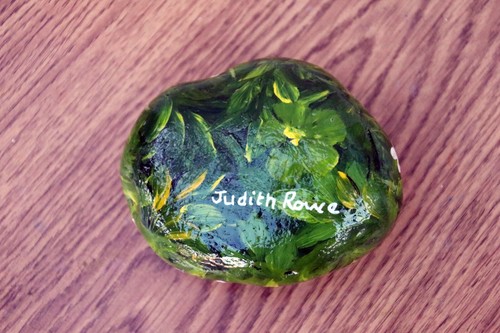 Hand-painted Stone Keepsake Paperweight Gift "Red Zinnias" by Judith Rowe - Picture 3 of 5