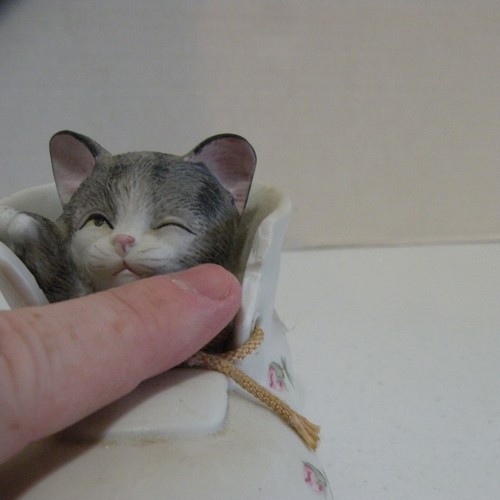 Caja de música giratoria vintage Mann cerámica zapato gatito rosebuds Japón 1982 - Imagen 6 de 16