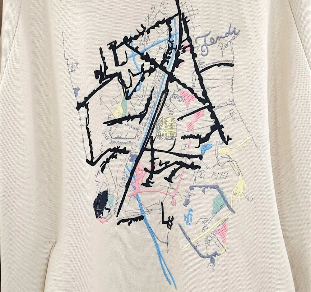 T shirt Fendi beige con cappuccio ricamato 137609724