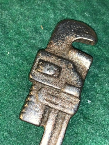VINTAGE MINIATURE TOY FIXED ADJUSTABLE WRENCH TOOL 3 INCHES LONG MADE OF METAL - Picture 3 of 3