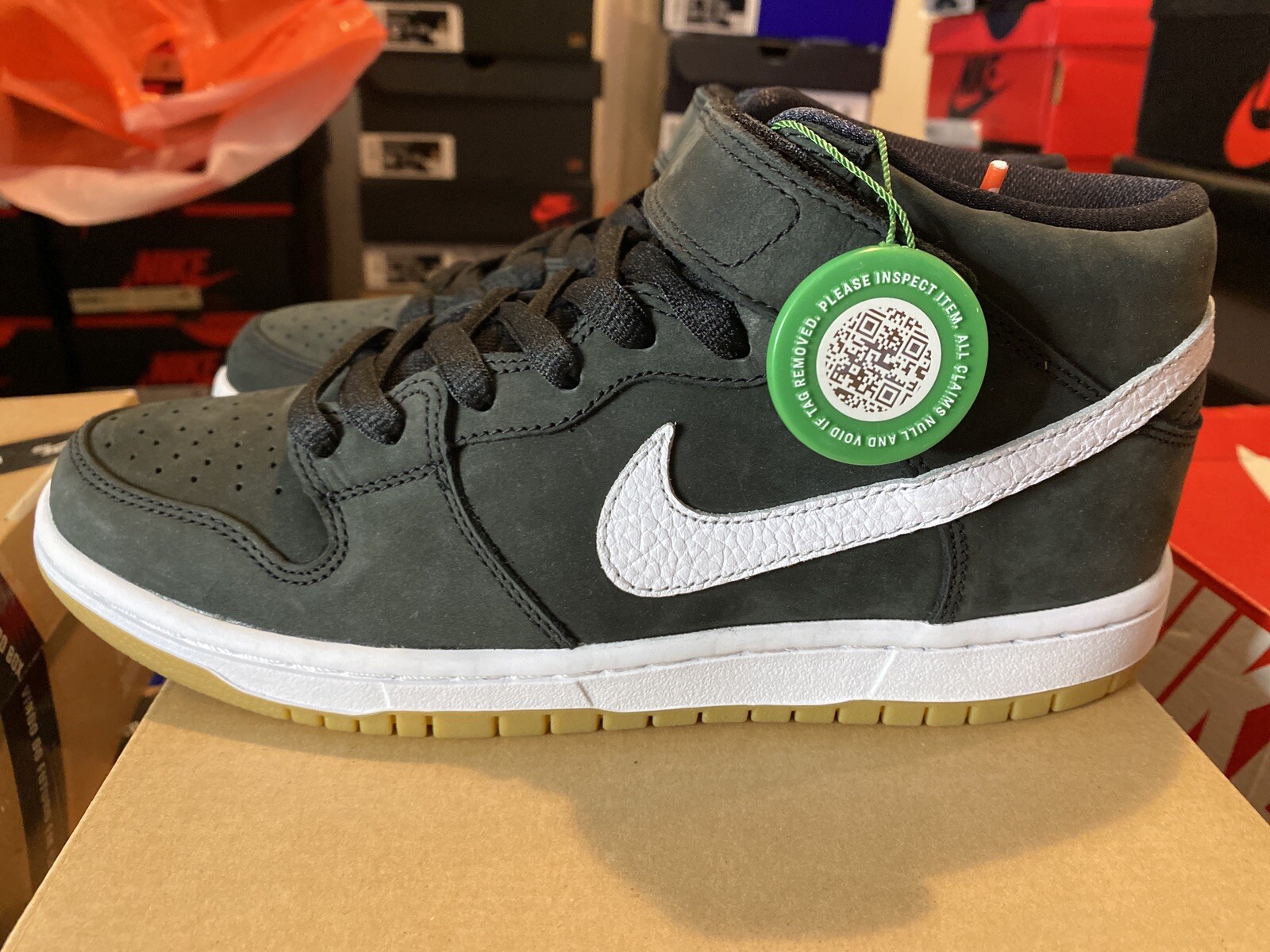 sb dunk mid orange label