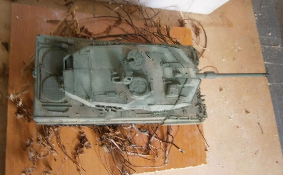 BUILT E PAINT TANK LEOPARD 2A5 IMPROVED BUNDESWHER UCRAINA 1-35 T-72 DIORAMA - Immagine 4 di 4