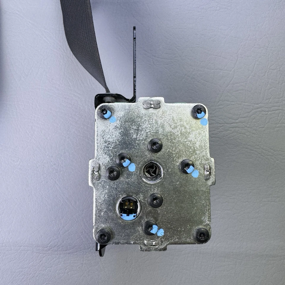 Черный оригинальный левый натяжитель ремня безопасности водителя для Toyota FJ Cruiser 2007-2010 годов выпуска - Изображение 3 из 4