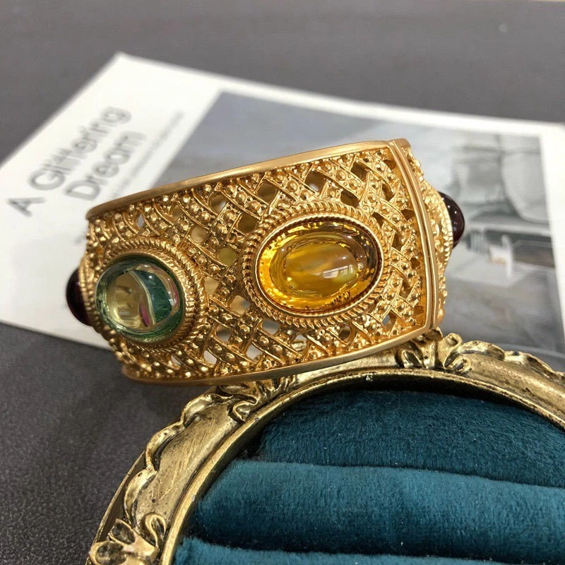 复古宫殿风格手镯镀金空心雕刻玻璃宝石手链 — 第 4/4 张图片