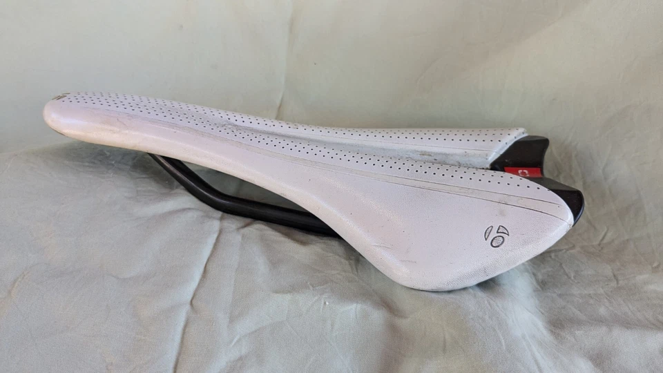 Bontrager Paradigm 碳纤维公路鞍 138 白色 — 第 2/4 张图片