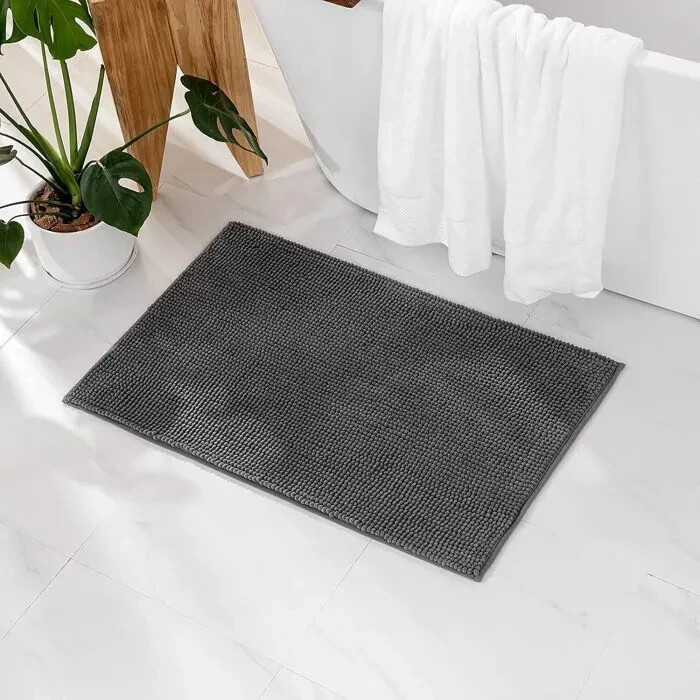 Tapis de bain microfibre gris pour créer une ambiance spa chaleureuse et moderne