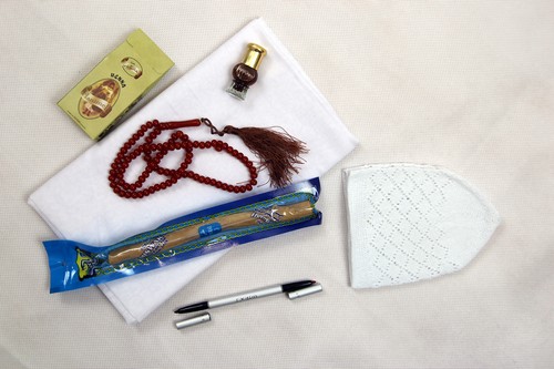 Hadsch/Umre Geschenkpaket Seccade,Takke,Tesbih,Essenz,Kina,Miswāk,Kajal,Kopftuch - Bild 3 von 3