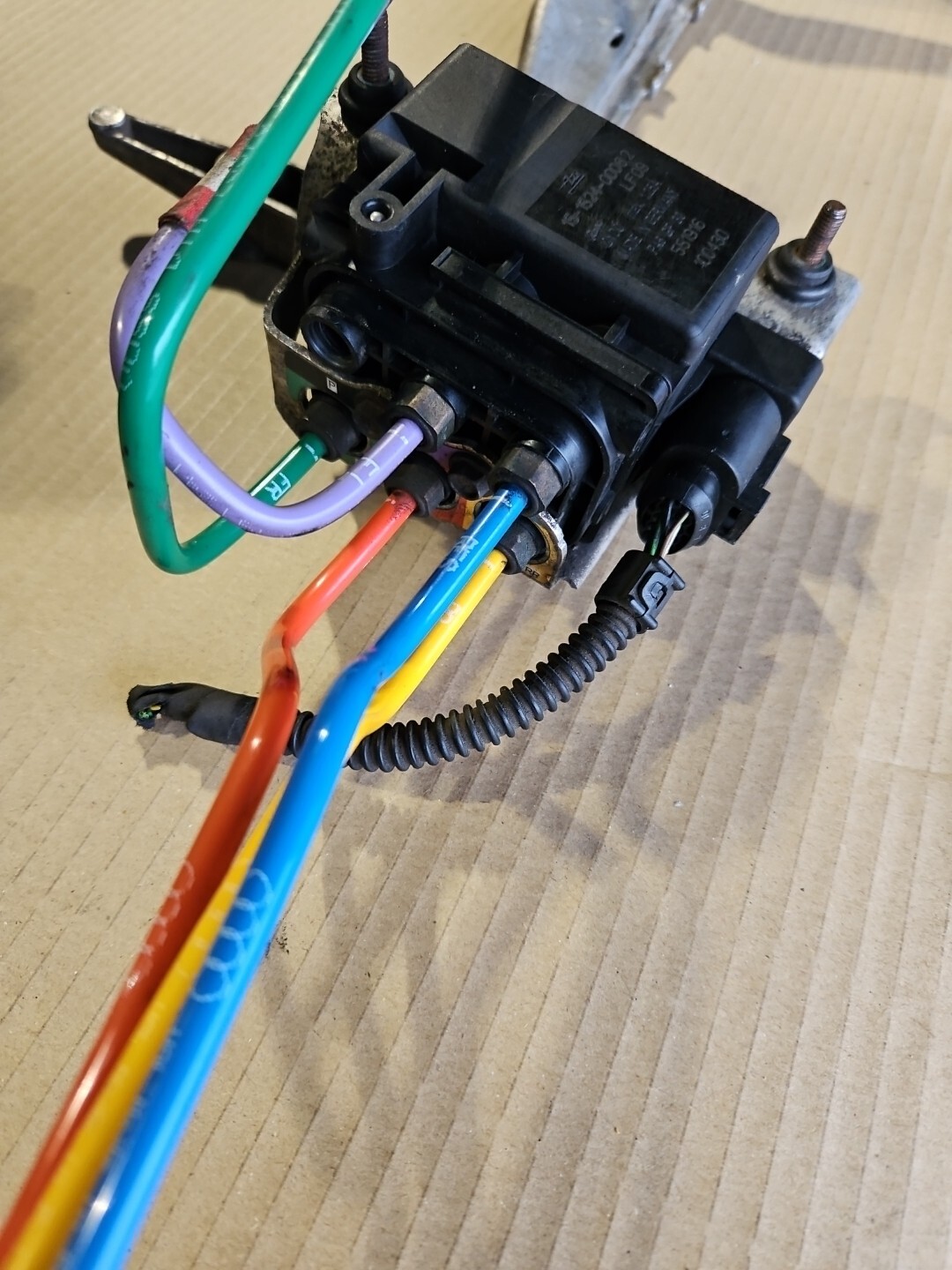 audi q7 Genuine air suspension Solenoi valve control block 20092014