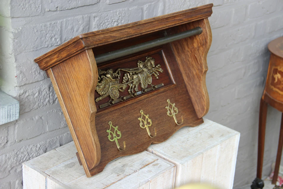 Perchero francés vintage 1960 madera de roble tallada placa de cobre carro de caballos Foto 4 de 4