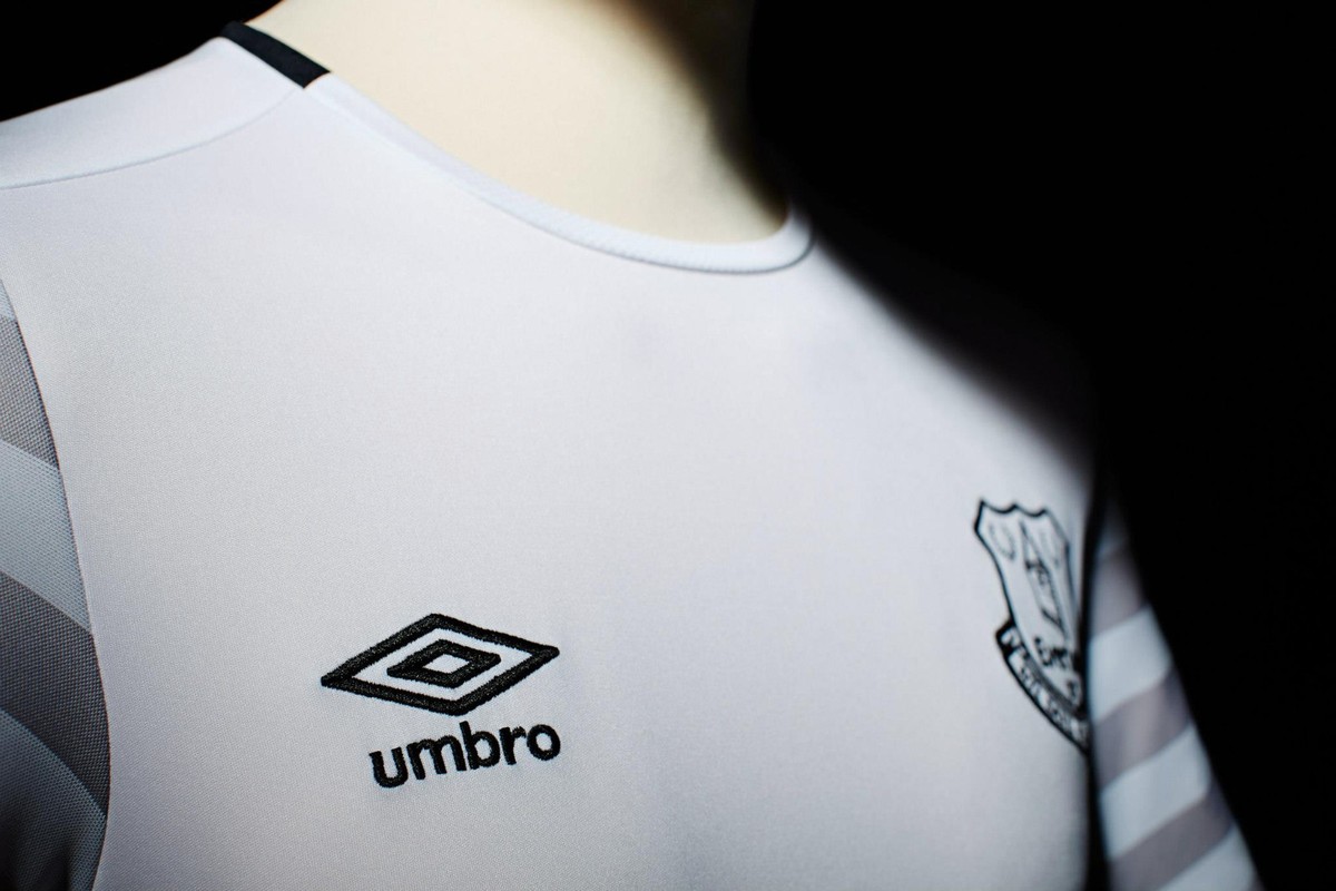 EVERTON 2015/16 AWAY (2XL) WHITE SHORT SLEEVE UMBRO SOCCER