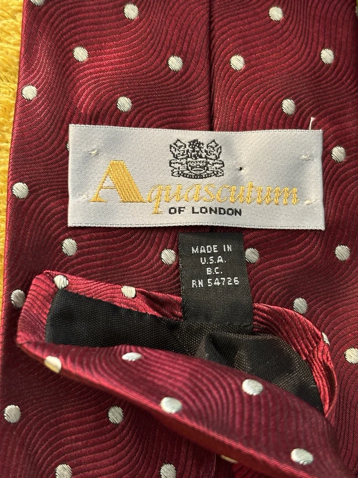 Corbata de seda roja vino Aquascutum nueva sin etiquetas con lunares blancos tejidos 3,75x58 hecha en EE. UU. Foto 2 de 4
