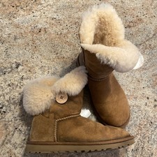 UGG Australia Bailey Button II Twinface Sheepskin Short Winter Chestnut Boots 6