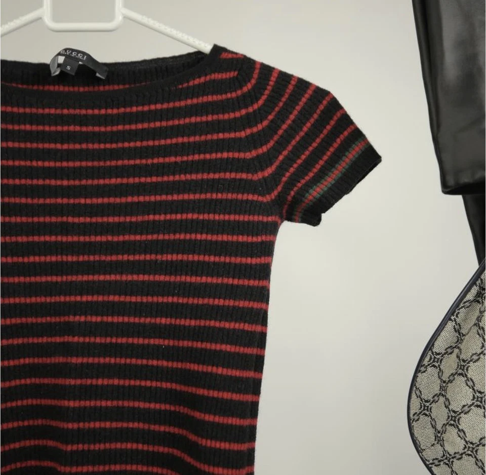 Camiseta GUCCI vermelha preta com nervuras lã listrada P - Imagem 3 de 4