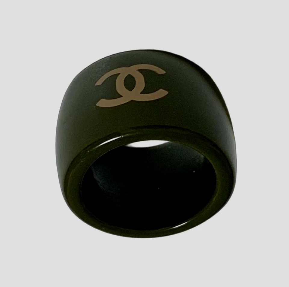 Anillo Chanel Coco Logo y Camelia JP13 US6.25 Plástico Verde Oscuro Excelente Estado Foto 2 de 4