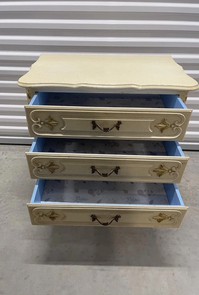 Cajonera Hollywood Regency Provincial Francesa Blanca Craquetada Gabinete Foto 2 de 4