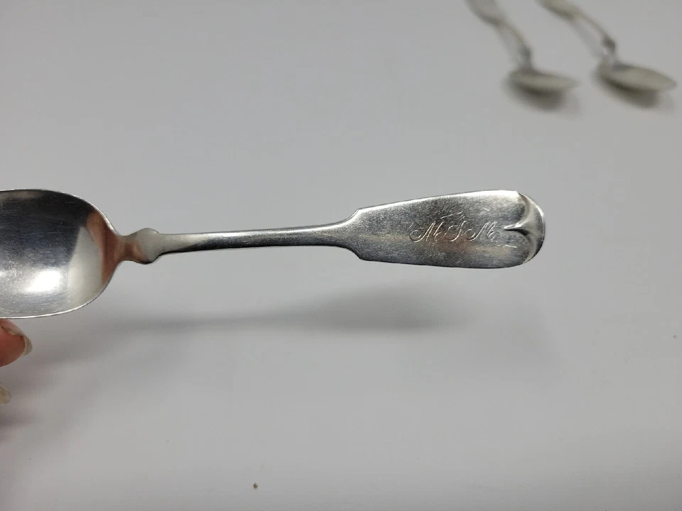 Tres cucharas de toalla esterlina 48 gramos minorista A. E. Bower, MLM con monograma Foto 3 de 4
