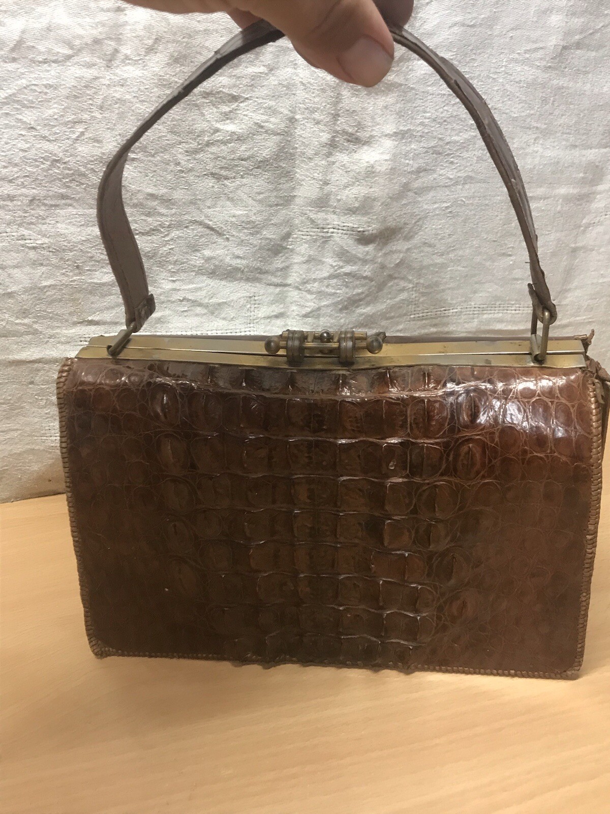 Sac Main Vintage En Cuir Croco Marron - Format Trapézoïdal, Fermeture Laiton, Occasion élégant