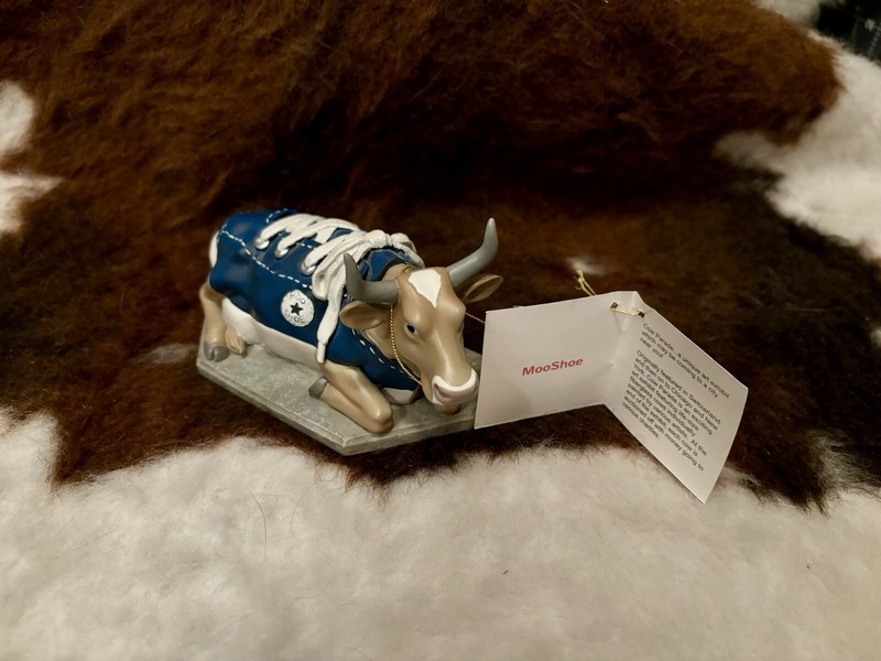 Cow Parade “Moo Shoe” Item #9125 1st Edition. Collectible Figurine With Tag.