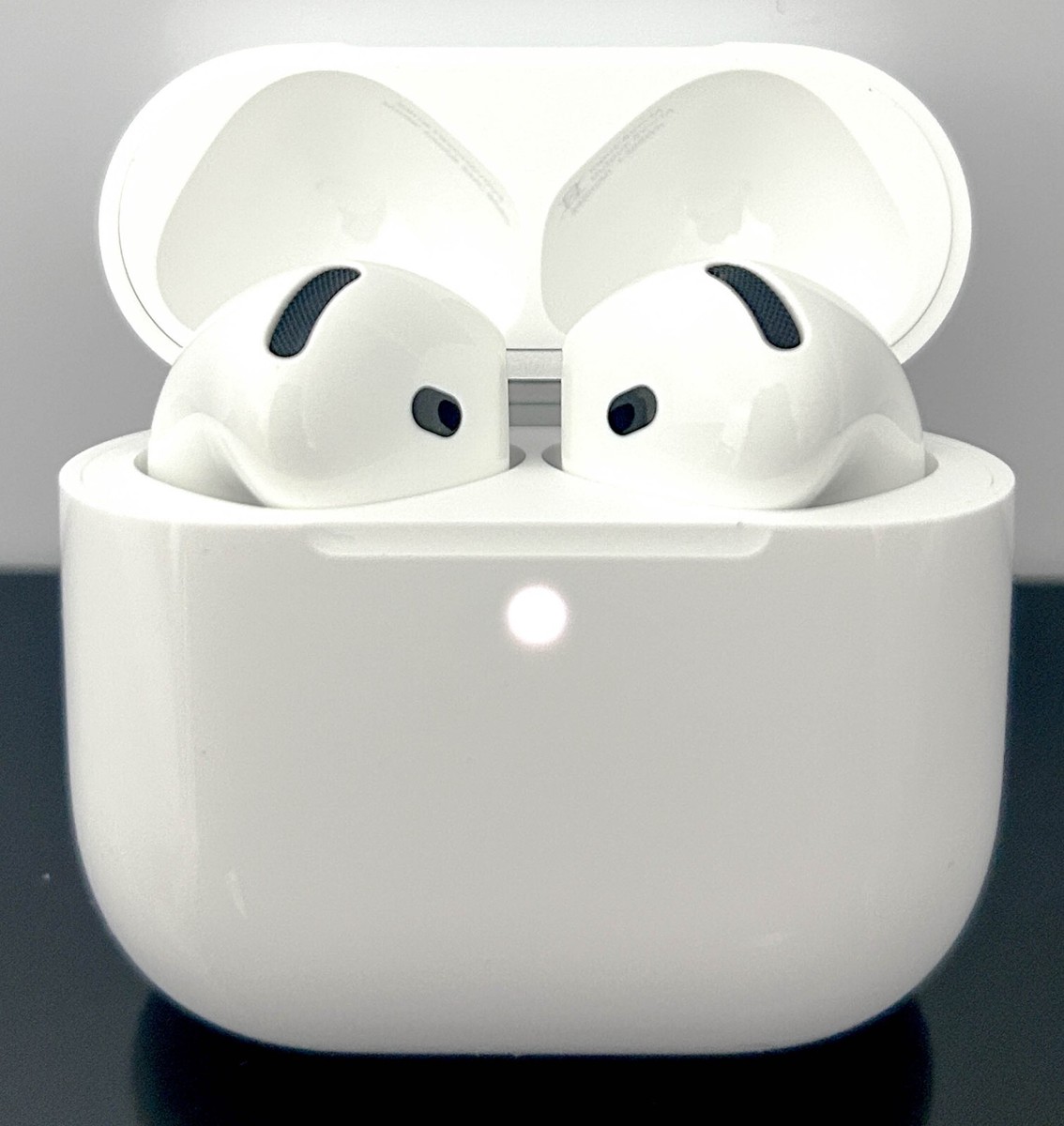Apple AirPods 4 w. ANC & USB-C / Qi Wireless Charging Case
