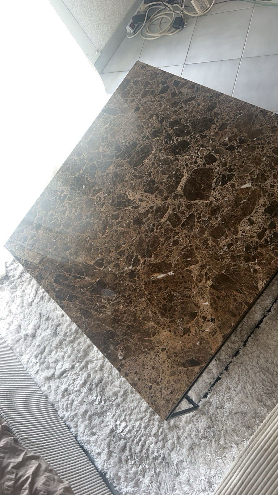 Table basse marbre noir et métal noir 120cm pour vos soirées entre amis