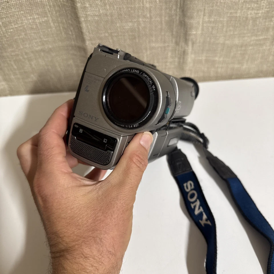 Working Missing Charger and Battery Sony Handycam CCD-TRV65 Hi8 Camcorder - Image 2 of 4