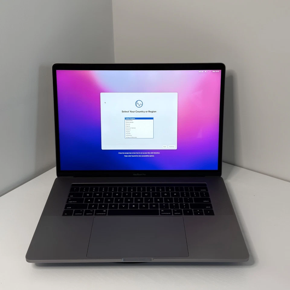 Apple MacBook Pro 15" (2017) i7 | Radeon Pro 555 | 16GB | 256GB SSD | Space Grey - Image 4 of 4