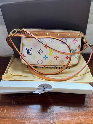 Louis Vuitton Pochette Accessoires, mehrfarbiges Monogramm auf weißem Hintergrund.