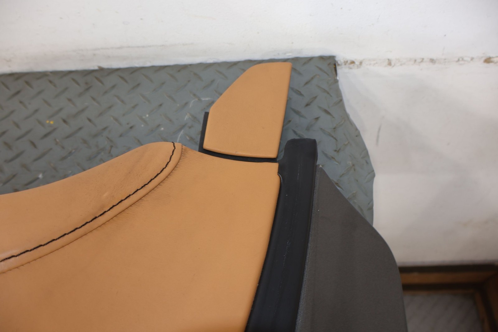 10 Aston Martin V8 Vantage Convertible Boot Cover (Meteorite Silver/Sahara Tan)