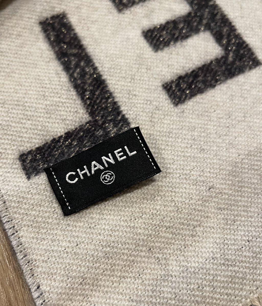 値下げ済★CHANEL★barrieScotland cashmere NEW CHANEL CC Logo CASHMERE Black White Gradient REVERSIBLE