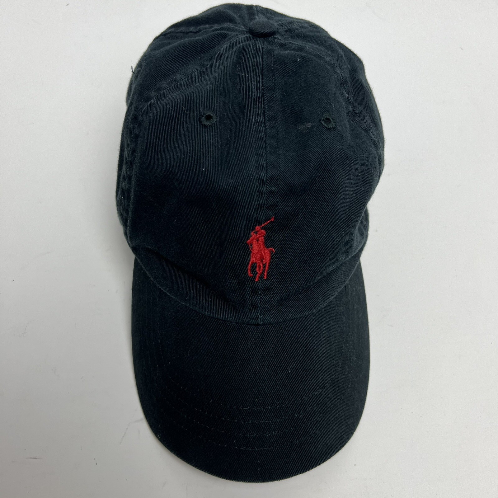 Polo vintage Ralph Lauren nera con logo pony rosso cappello papà cinturino regolabile