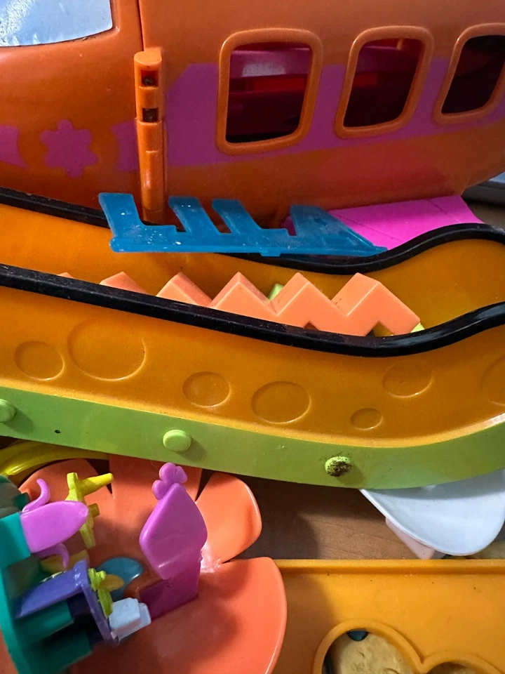 Vintage Polly Pocket Lot – Airplane, Park, Flower, and Salon Play Sets - 1990s - Imagem 4 de 4